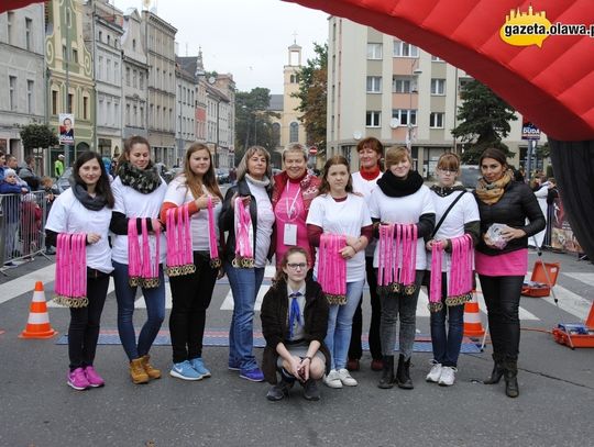 Różowy bieg bez panów w czarnych garniturach