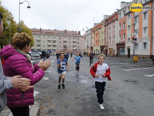 Różowy bieg bez panów w czarnych garniturach