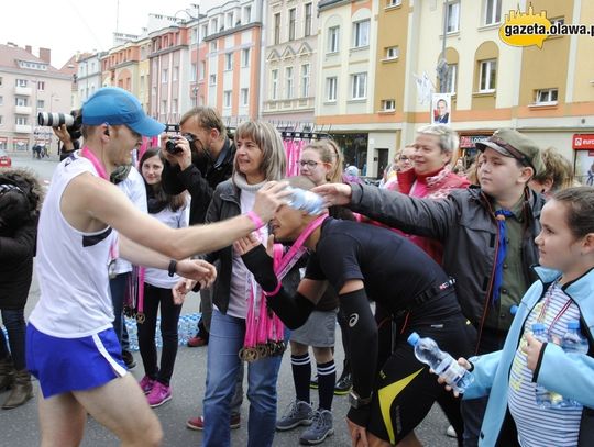 Różowy bieg bez panów w czarnych garniturach