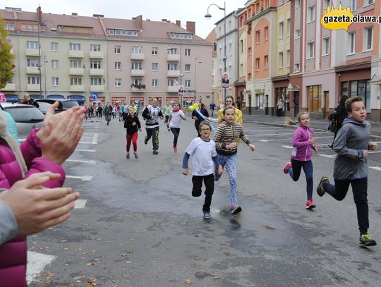 Różowy bieg bez panów w czarnych garniturach