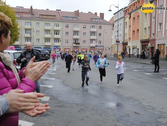 Różowy bieg bez panów w czarnych garniturach