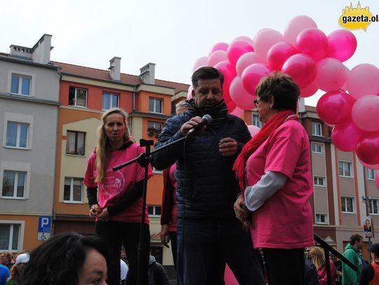 Różowy bieg bez panów w czarnych garniturach