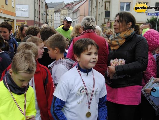 Różowy bieg bez panów w czarnych garniturach