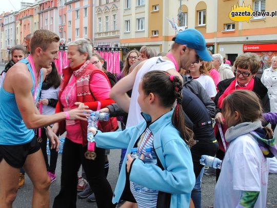 Różowy bieg bez panów w czarnych garniturach