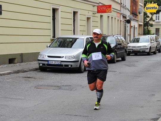 Różowy bieg bez panów w czarnych garniturach