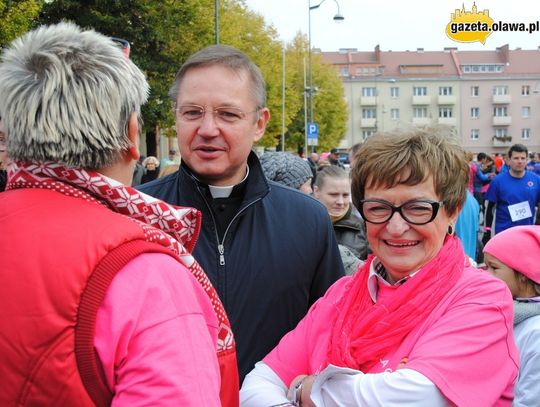 Różowy bieg bez panów w czarnych garniturach