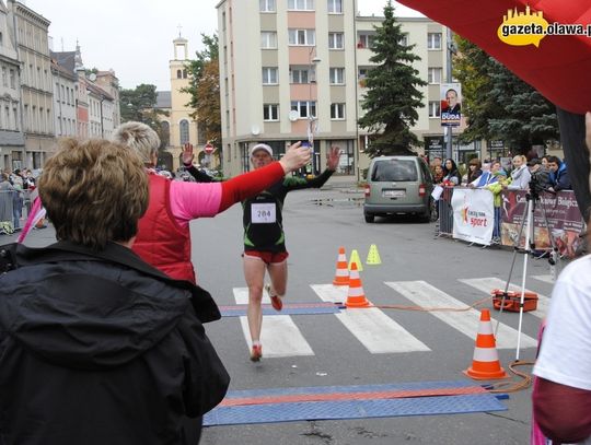 Różowy bieg bez panów w czarnych garniturach