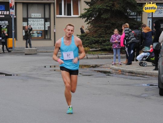 Różowy bieg bez panów w czarnych garniturach