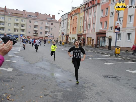 Różowy bieg bez panów w czarnych garniturach