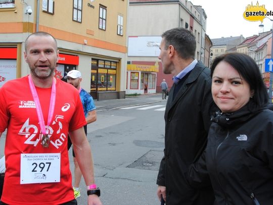 Różowy bieg bez panów w czarnych garniturach