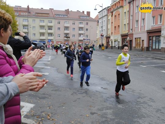 Różowy bieg bez panów w czarnych garniturach