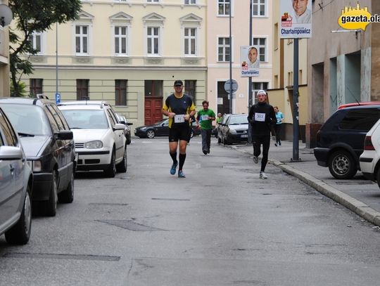 Różowy bieg bez panów w czarnych garniturach