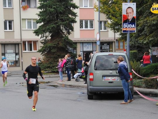 Różowy bieg bez panów w czarnych garniturach