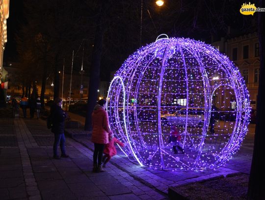 Świecąca kula przyciąga jak magiczna!