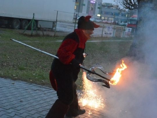 Diabeł, szczudlarze i św. Mikołaj. Niezwykła parada. ZDJĘCIA i VIDEO