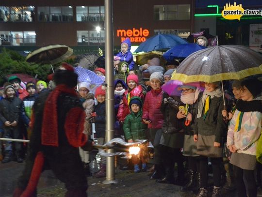 Diabeł, szczudlarze i św. Mikołaj. Niezwykła parada. ZDJĘCIA i VIDEO