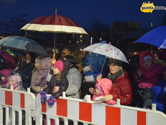 Diabeł, szczudlarze i św. Mikołaj. Niezwykła parada. ZDJĘCIA i VIDEO