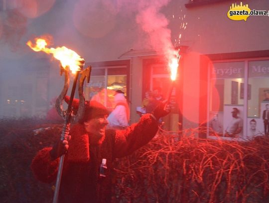 Diabeł, szczudlarze i św. Mikołaj. Niezwykła parada. ZDJĘCIA i VIDEO