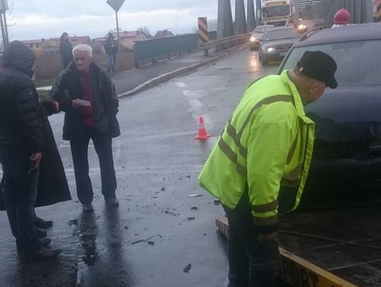 Wypadek przed mostem. Kierująca bez uprawnień!