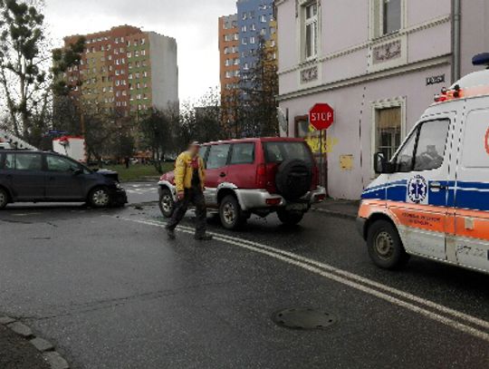 Wypadek przed mostem. Kierująca bez uprawnień!