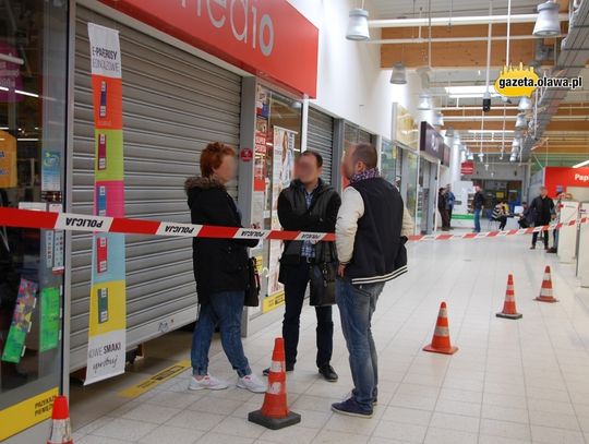 Włamanie w &quot;Tesco&quot;. Weszli przez dach. AKTUALIZACJA