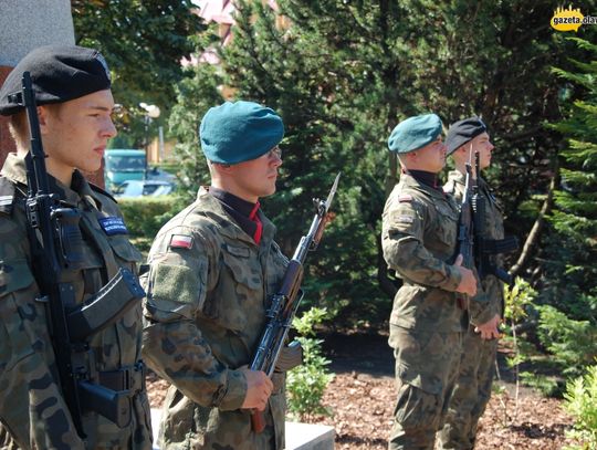 Pojazdami przyszłości jadą śladem historii