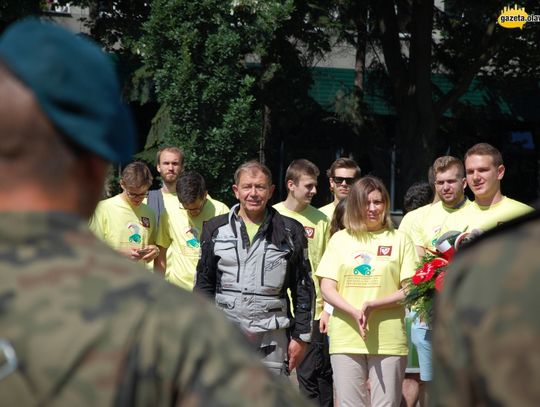 Pojazdami przyszłości jadą śladem historii