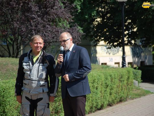 Pojazdami przyszłości jadą śladem historii