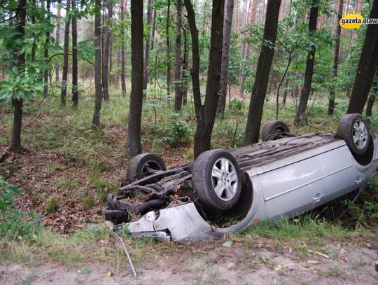 Wypadł na łuku. Auto dachowało