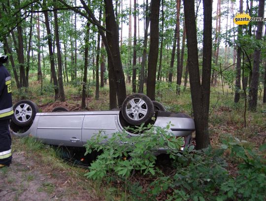 Wypadł na łuku. Auto dachowało