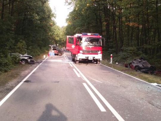 Zderzyły się trzy auta. Kilka osób w szpitalu, jedna nie żyje...