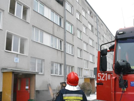 Jęzory ognia, kłęby dymu. Duży pożar na Chrobrego. VIDEO