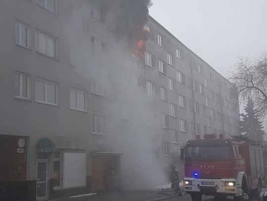 Jęzory ognia, kłęby dymu. Duży pożar na Chrobrego. VIDEO