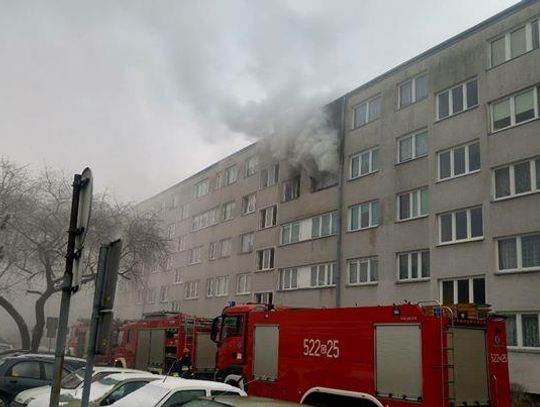 Jęzory ognia, kłęby dymu. Duży pożar na Chrobrego. VIDEO