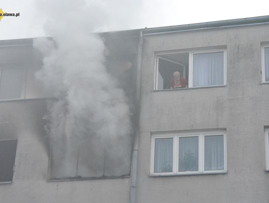 Jęzory ognia, kłęby dymu. Duży pożar na Chrobrego. VIDEO