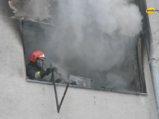 Jęzory ognia, kłęby dymu. Duży pożar na Chrobrego. VIDEO