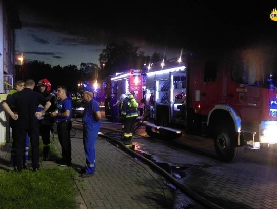 Pożar na ul. Własta. Płonące opony i ewakuacja