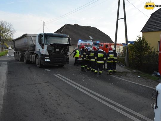 Poważny wypadek na skrzyżowaniu. Ciężarówka wjechała w skodę