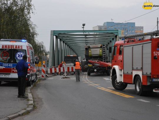 Kombajn zablokował most. Karetka nie mogła przejechać!