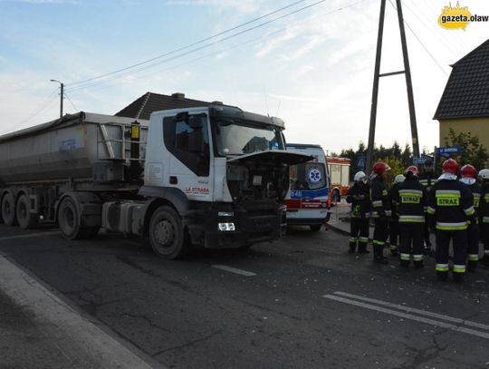 Poważny wypadek na skrzyżowaniu. Ciężarówka wjechała w skodę