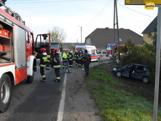 Poważny wypadek na skrzyżowaniu. Ciężarówka wjechała w skodę