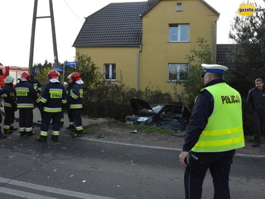 Poważny wypadek na skrzyżowaniu. Ciężarówka wjechała w skodę