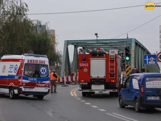 Kombajn zablokował most. Karetka nie mogła przejechać!