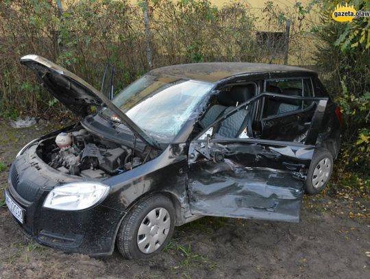 Poważny wypadek na skrzyżowaniu. Ciężarówka wjechała w skodę