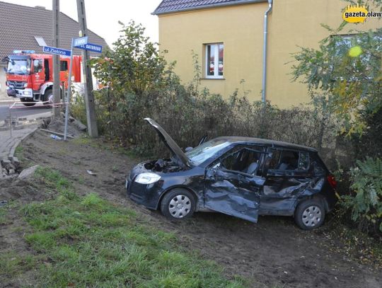 Poważny wypadek na skrzyżowaniu. Ciężarówka wjechała w skodę