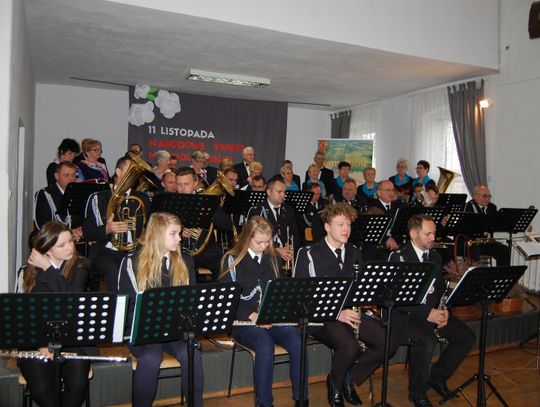Uroczyście i patriotycznie w Domaniowie Uroczyście i patriotycznie w Domaniowie