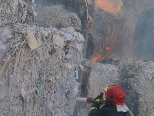 Płonie około 50 ton papieru!