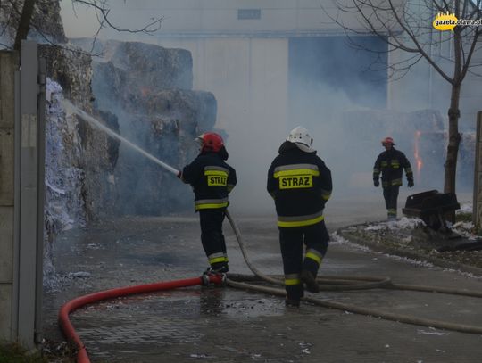 Płonie około 50 ton papieru!