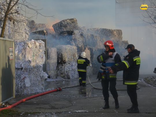 Płonie około 50 ton papieru!