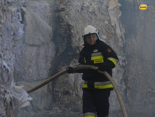 Płonie około 50 ton papieru!